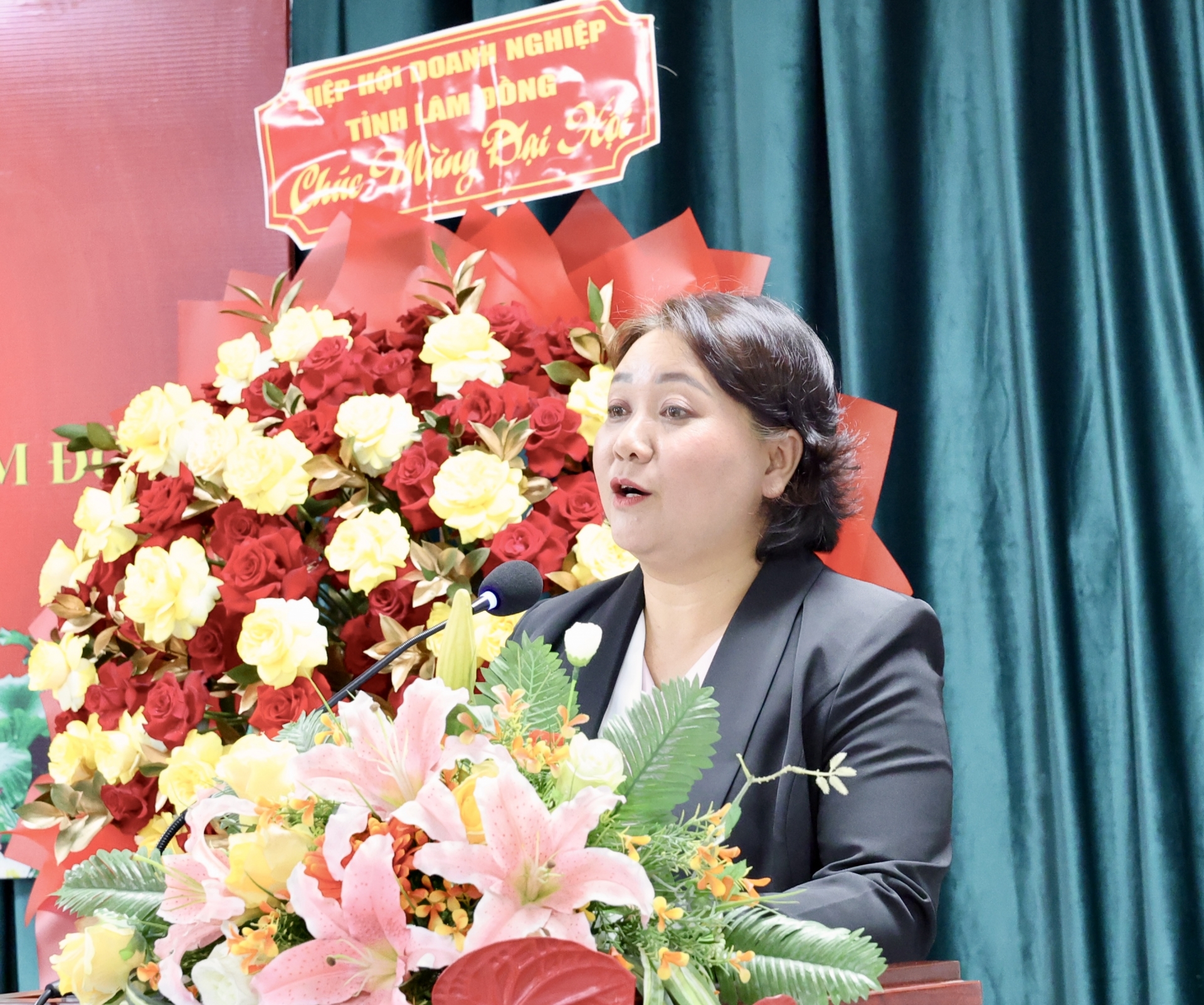 Đồng chí Nguyễn Thị Thu Hiền - Phó Chủ tịch Hiệp hội Doanh nghiệp tỉnh Lâm Đồng, trình bày Báo cáo góp ý các Văn kiện Đại hội Đảng cấp trên của Hiệp hội Doanh nghiệp