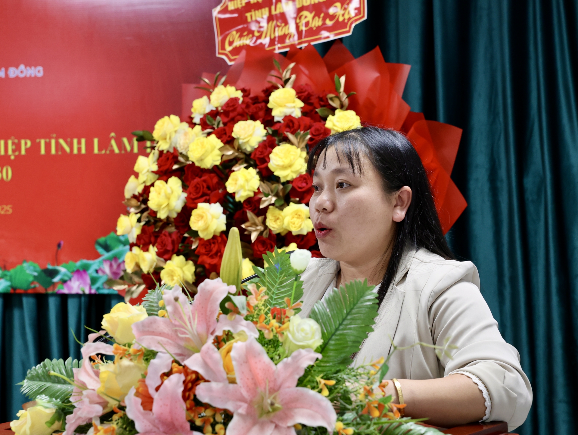 Đồng chí Lê Thị Mỹ Hằng - Bí thư Chi đoàn, trình bày tham luận