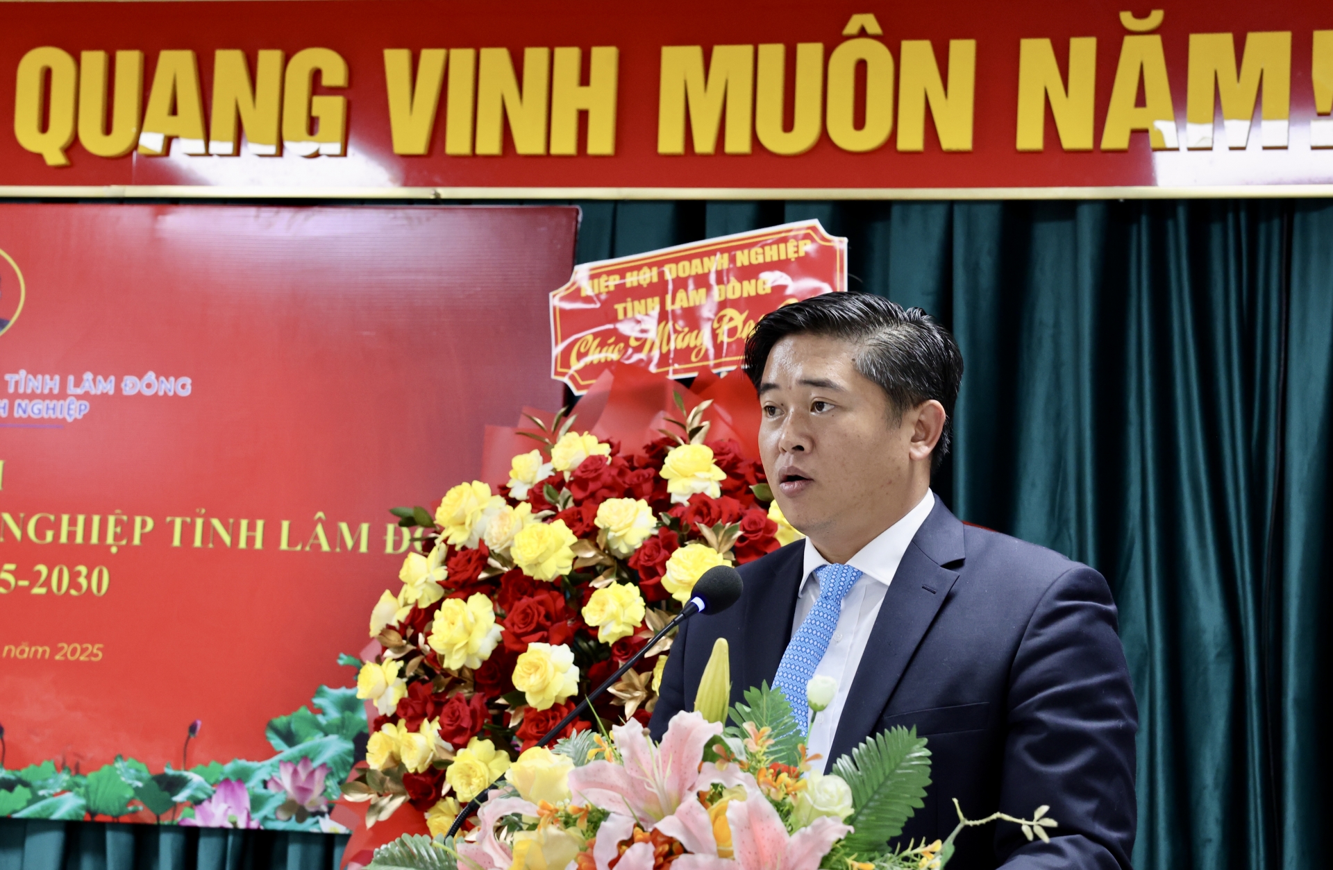 Đồng chí Phan Thanh Sang - Phó Bí thư Chi bộ, trình bày Báo cáo kiểm điểm Chi uỷ Hiệp hội Doanh nghiệp, nhiệm kỳ 2021-2025