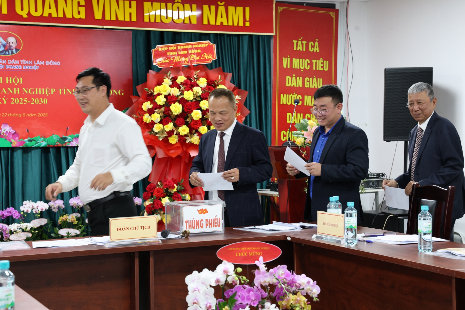 Đảng viên bỏ phiếu bầu Chi uỷ