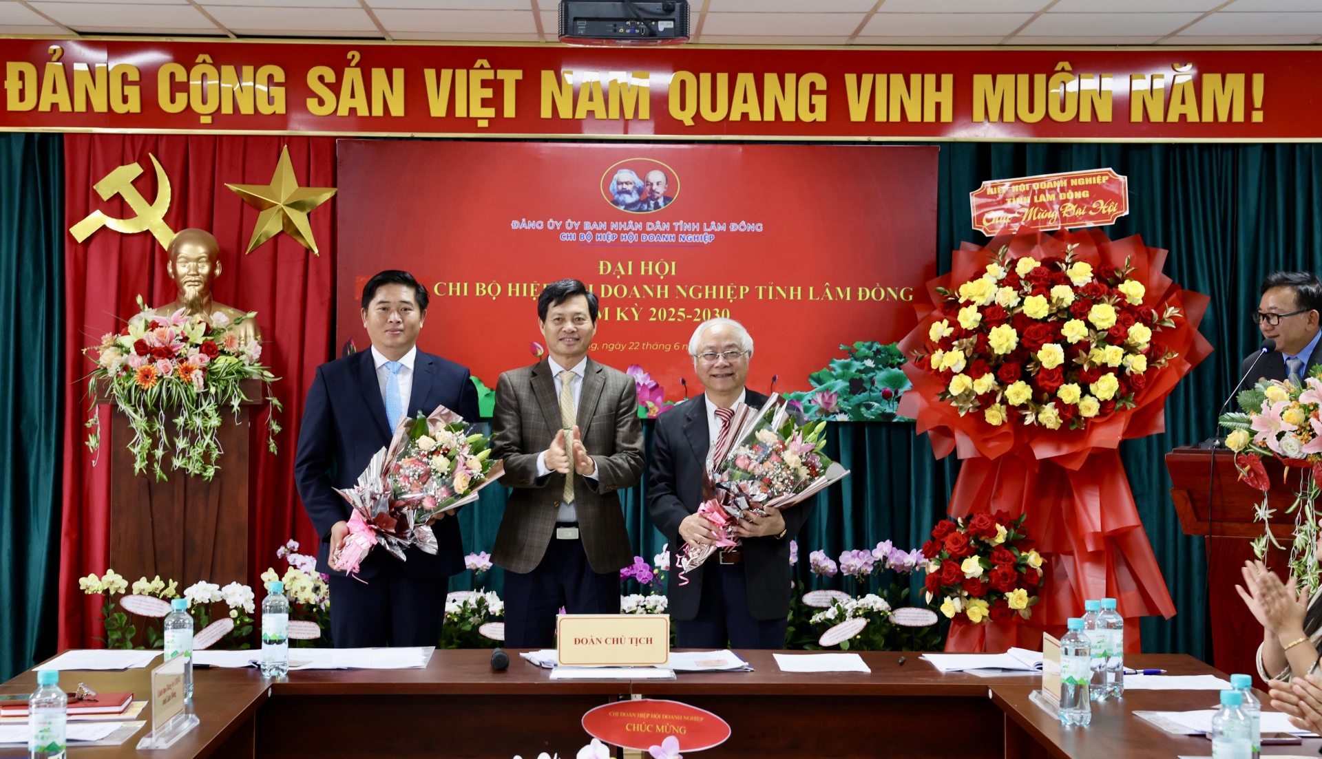 Đồng chí Hoàng Xuân Hường chúc mừng Chi uỷ Hiệp hội Doanh nghiệp tỉnh Lâm Đồng, nhiệm kỳ 2025-2030