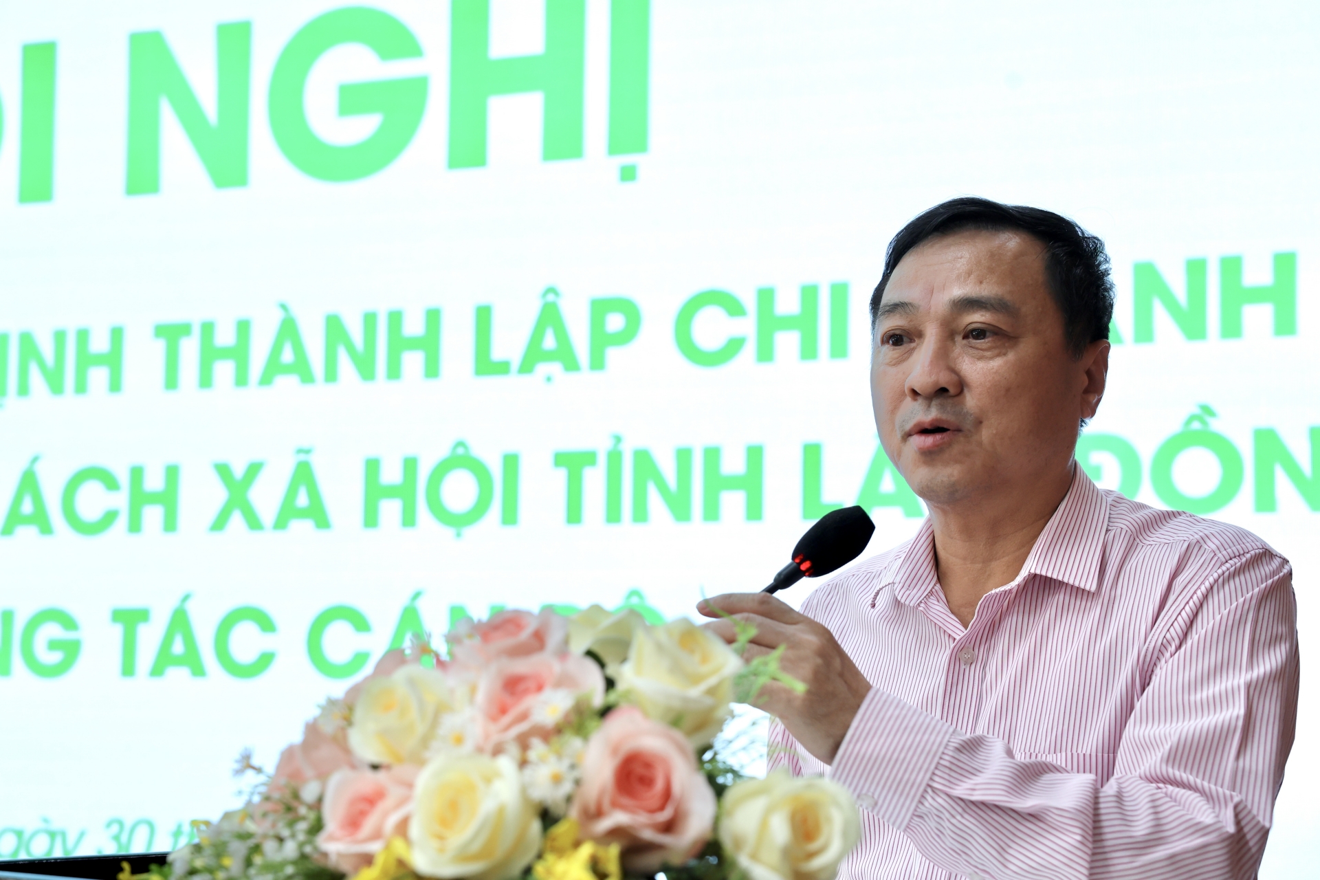 ông Đỗ Minh Hùng – Giám đốc Ban Tổ chức cán bộ NHCSXH, công bố các Quyết định
