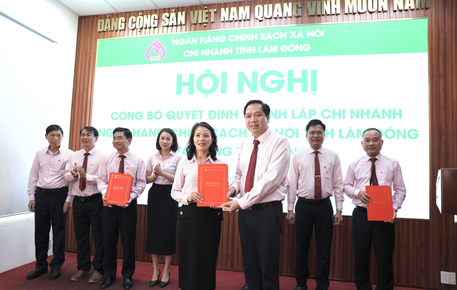 Ông Vương Văn Minh - Phó Tổng Giám đốc NHCSXH, trao Quyết định giao nhiệm vụ cho bà Thu và Ban Giám đốc Chi nhánh NHCSXH tỉnh Lâm Đồng mới
