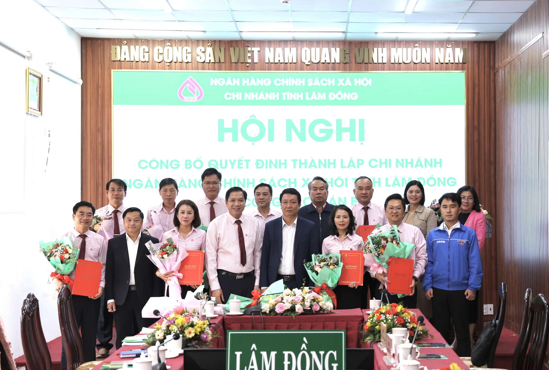 Ban Giám đốc Chi nhánh NHCSXH tỉnh Lâm Đồng mới, lãnh đạo cấp trên, lãnh đạo các tổ chức chính trị xã hội chụp ảnh lưu niệm