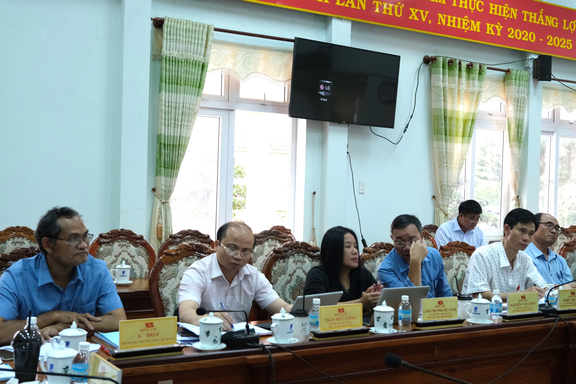 Các đồng chí lãnh đạo huyện Di Linh tham dự buổi làm việc