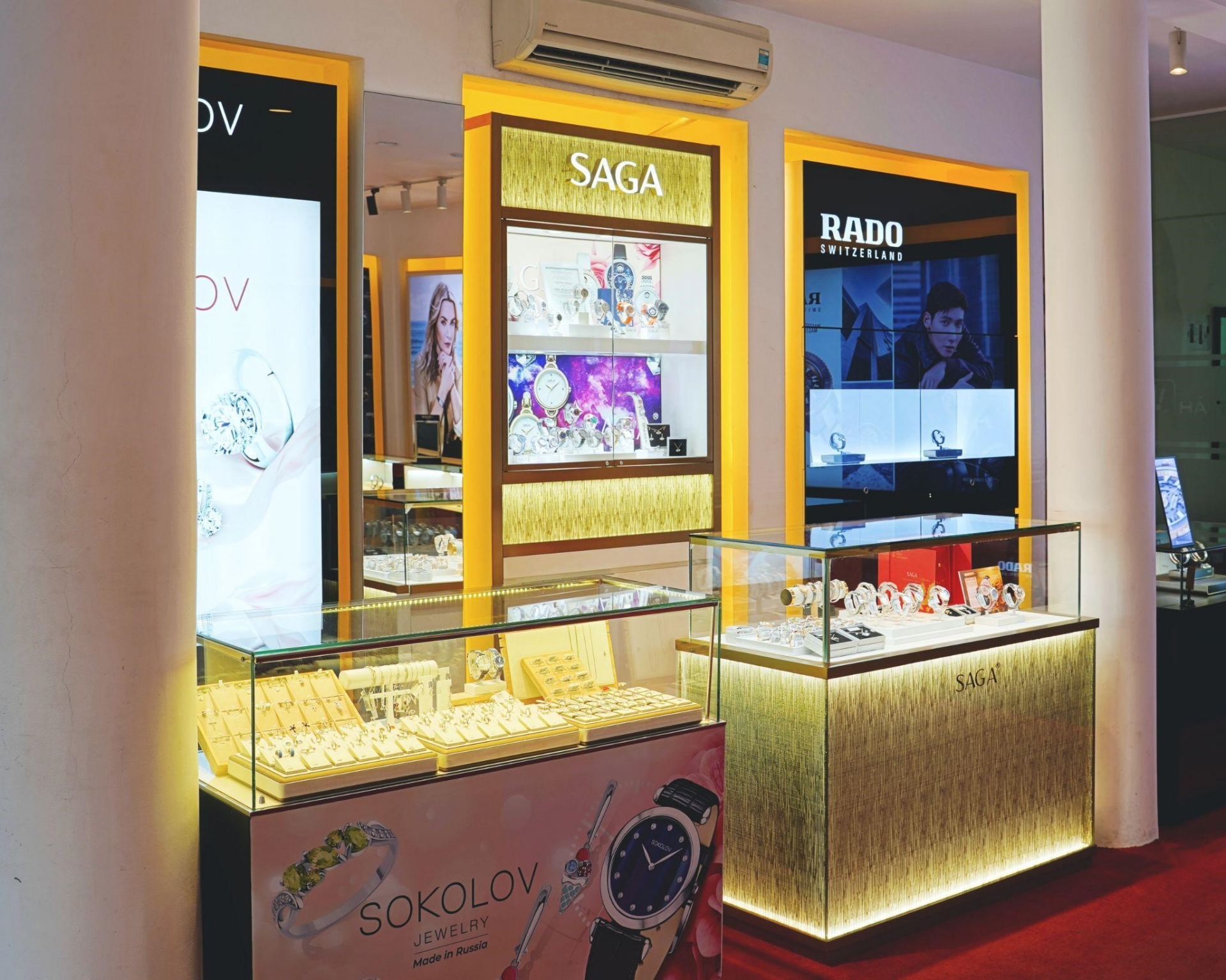 Bên trong showroom Đồng Hồ Hải Triều sang trọng, tinh tế