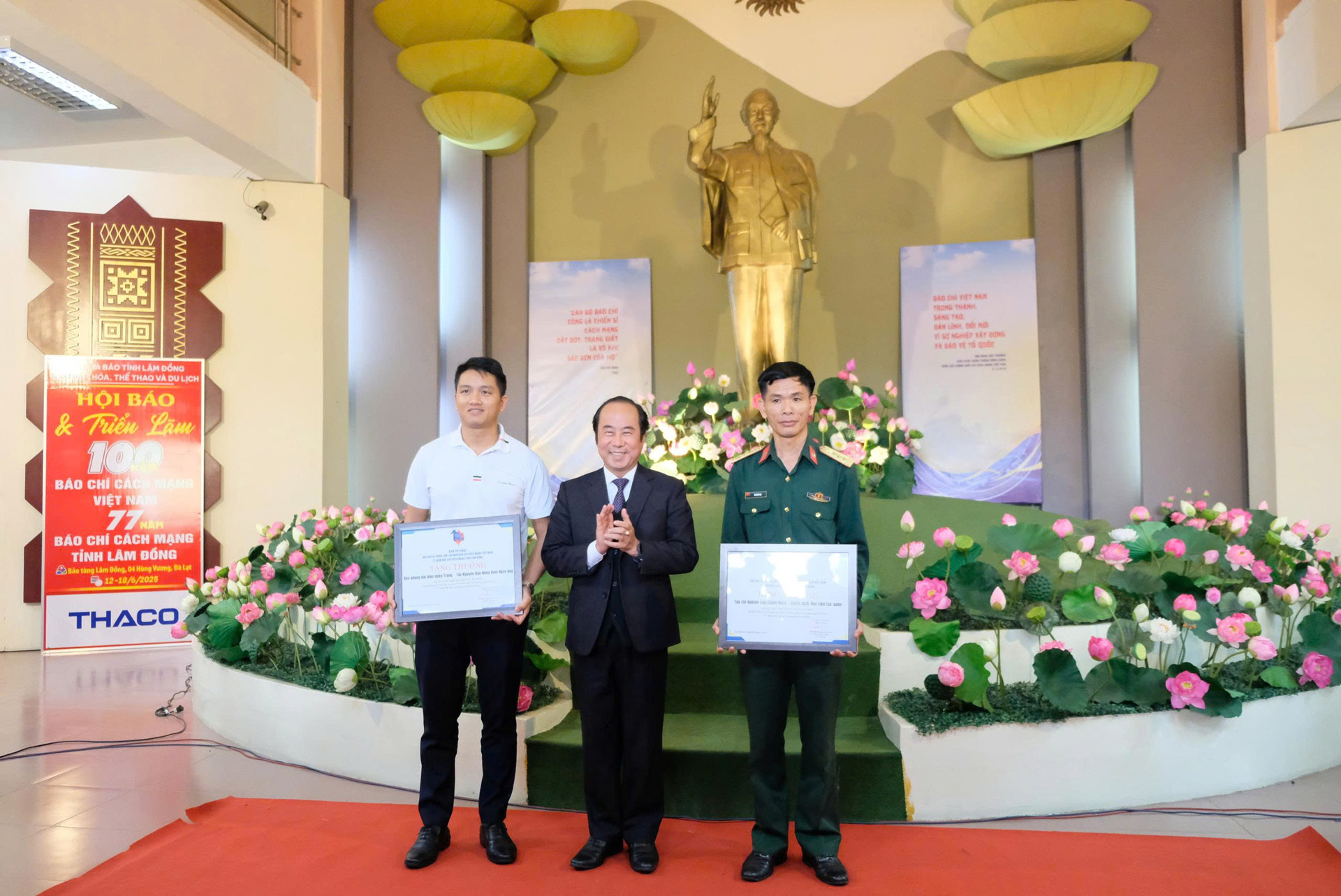Khen thưởng các đơn vị có pano trưng bày ấn tượng và những tập thể, cá nhân có đóng góp tích cực cho báo chí Lâm Đồng
