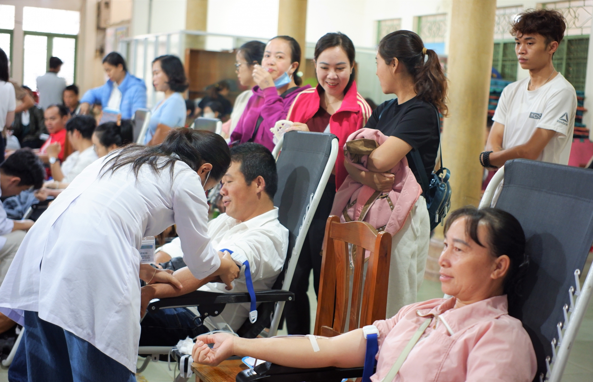 Cán bộ, nhân viên Ngân hàng Vietcombank Chi nhánh Bảo Lộc tham gia hiến máu tình nguyện