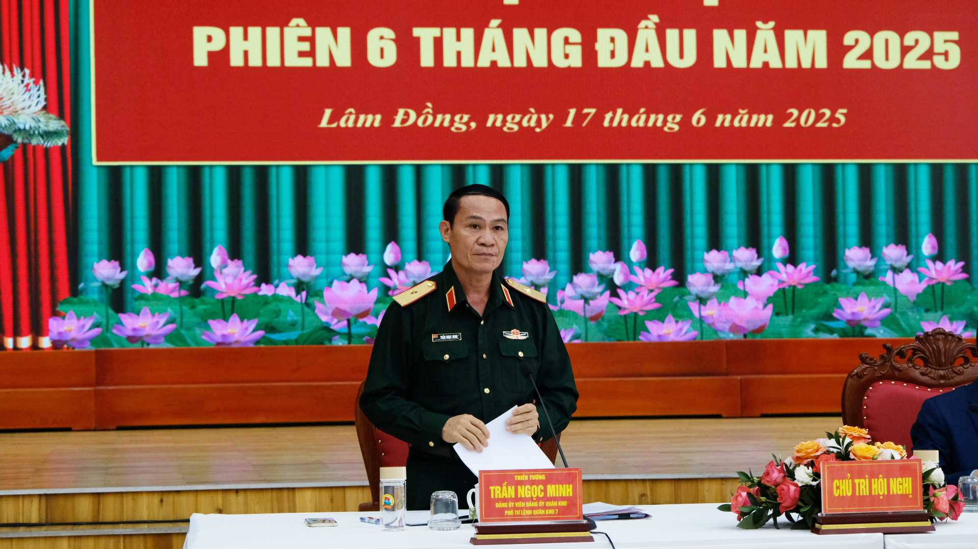 Thiếu tướng Trần Ngọc Minh - Phó Tư lệnh Quân khu 7 ghi nhận đánh giá cao những kết quả mà Đảng bộ quân sự tỉnh Lâm Đồng đạt được trong 6 tháng đầu năm 2025