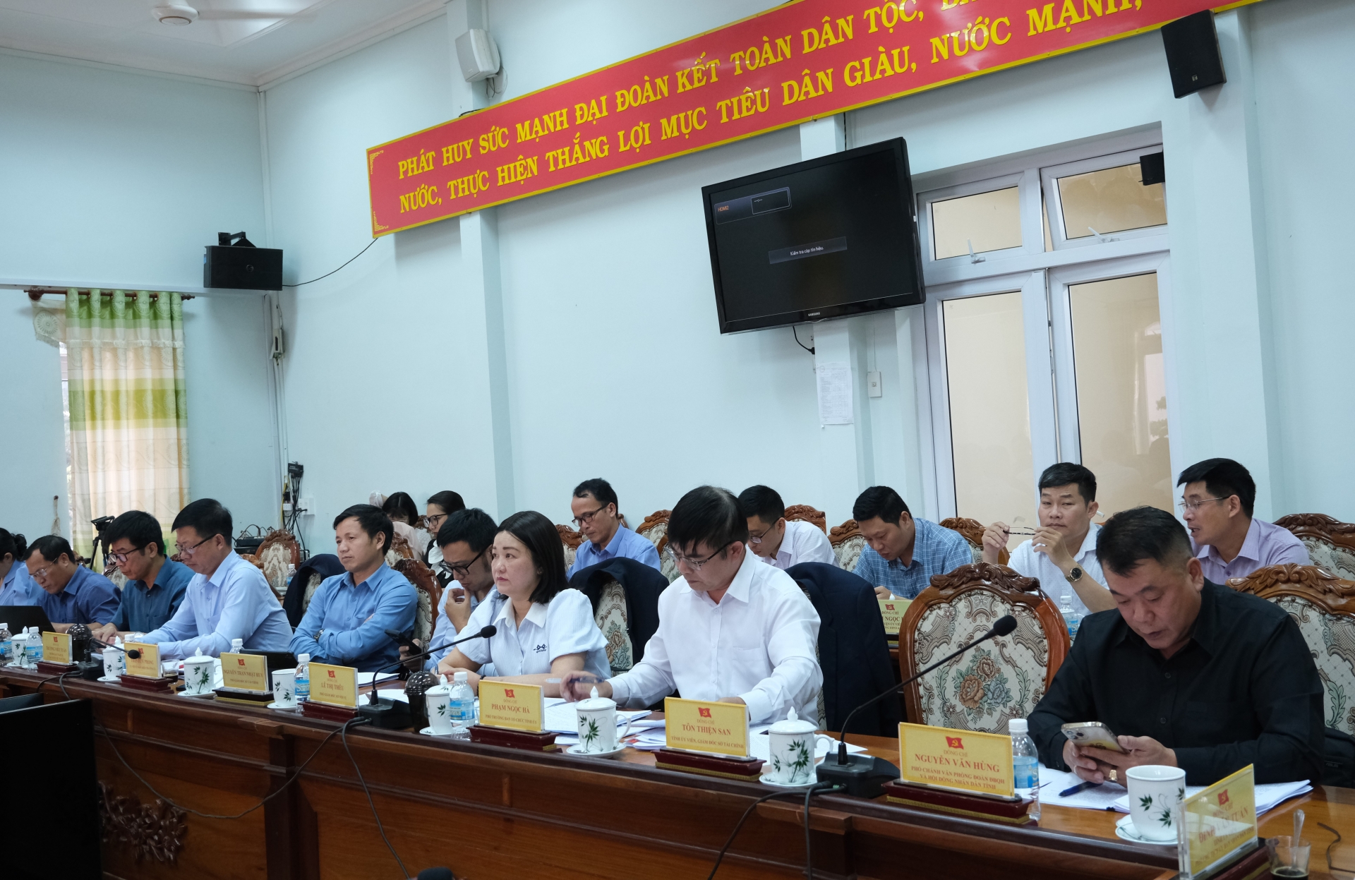 Đại diện lãnh đạo các sở, ban, ngành của tỉnh tham dự buổi làm việc