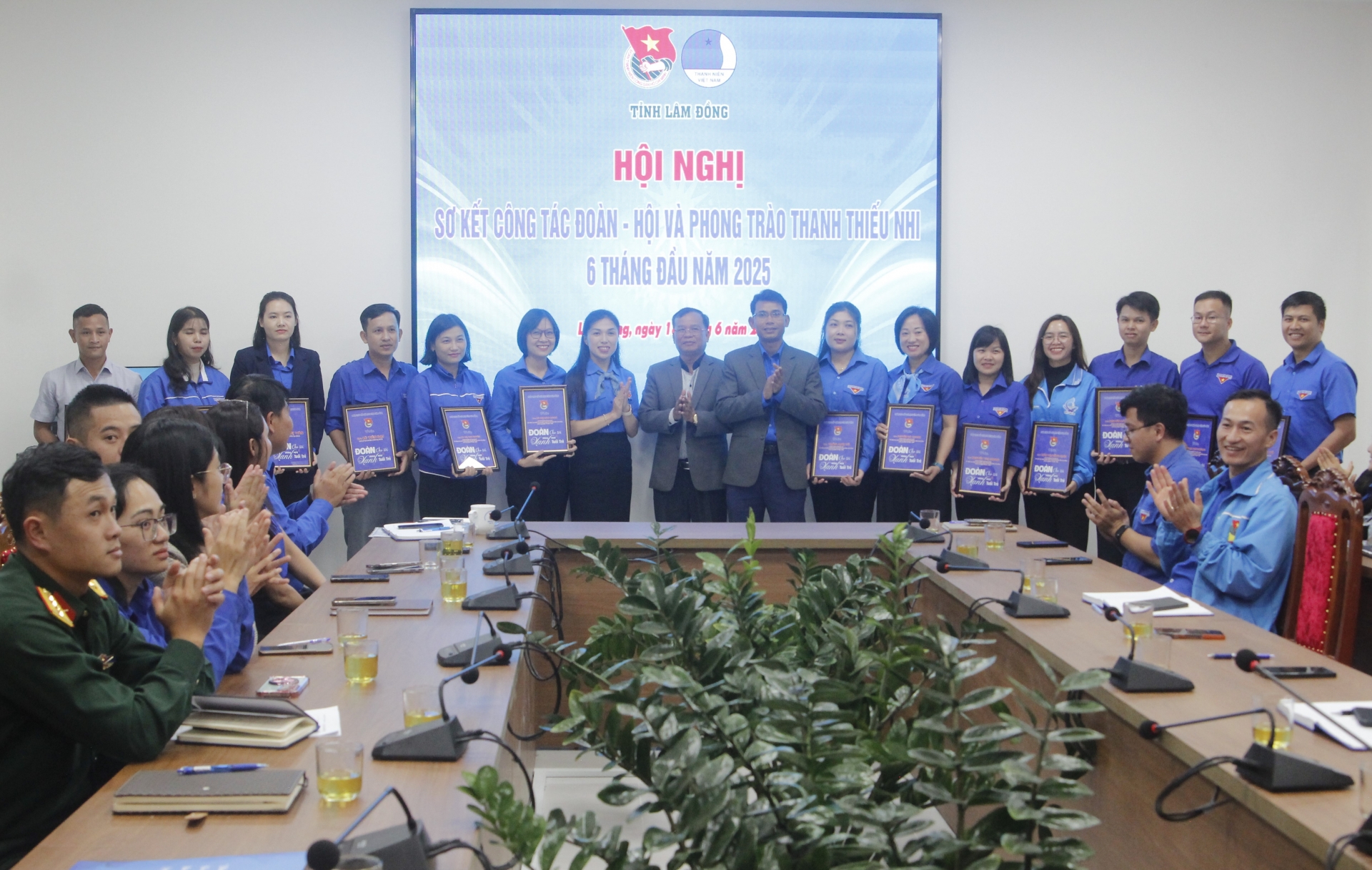 Tỉnh Đoàn Lâm Đồng cũng tặng quà chia tay các anh chị thôi tham gia Ban Chấp hành Tỉnh Đoàn khóa XI, nhiệm kỳ 2022 - 2027