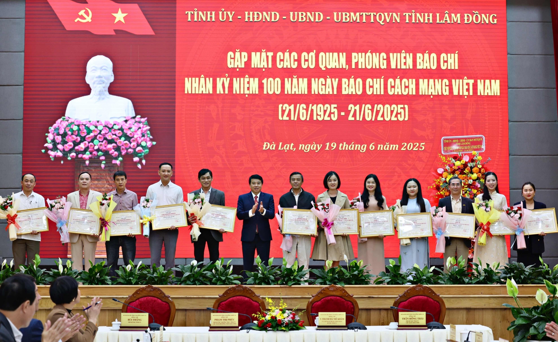Bí thư Tỉnh ủy Lâm Đồng Y Thanh Hà Niê Kđăm trao Bằng khen cho các các tác giả, nhóm tác giả đoạt giải Báo chí tỉnh Lâm Đồng lần thứ XXI năm 2025 thể loại truyền hình