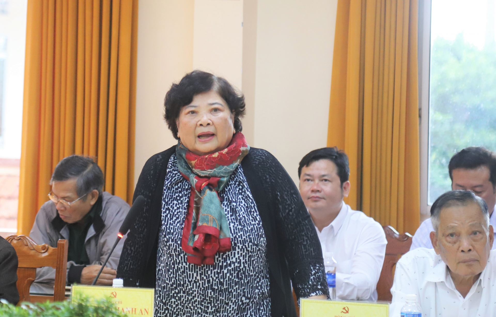 Đồng chí Lưu Thị Thanh An - nguyên Bí thư Thị ủy Bảo Lộc góp ý trao đổi tại buổi gặp mặt
