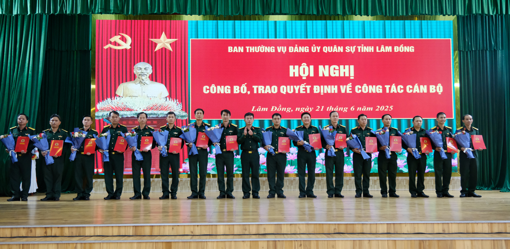 Đại tá Đàm Quang Đức – Phó Chỉ huy trưởng Bộ CHQS tỉnh trao quyết định cho các đồng chí