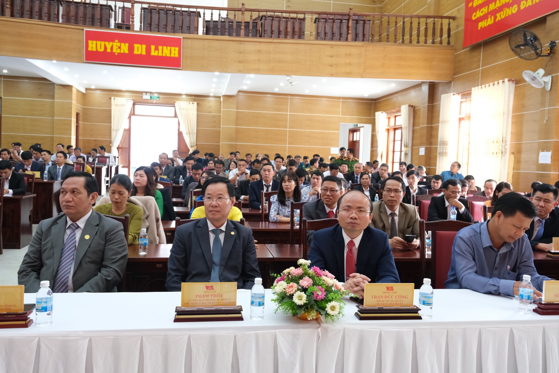 đồng chí K’Mák - Ủy viên Ban Thường vụ Tỉnh ủy, Phó Chủ tịch HĐND tỉnh; đồng chí Phạm Triều - Ủy viên Ban Thường vụ Tỉnh ủy, Chủ tịch Ủy ban MTTQ Việt Nam tỉnh cùng các đại biểu tham dự Hội nghị