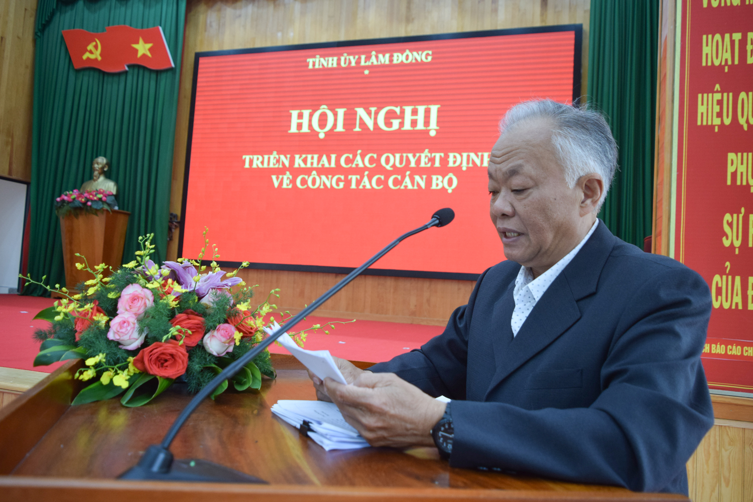 Đồng chí Lê Hồng Khánh - Phó Bí thư Thường trực Huyện ủy Đức Trọng công bố các quyết định của Ban Thường vụ Tỉnh ủy về công tác cán bộ