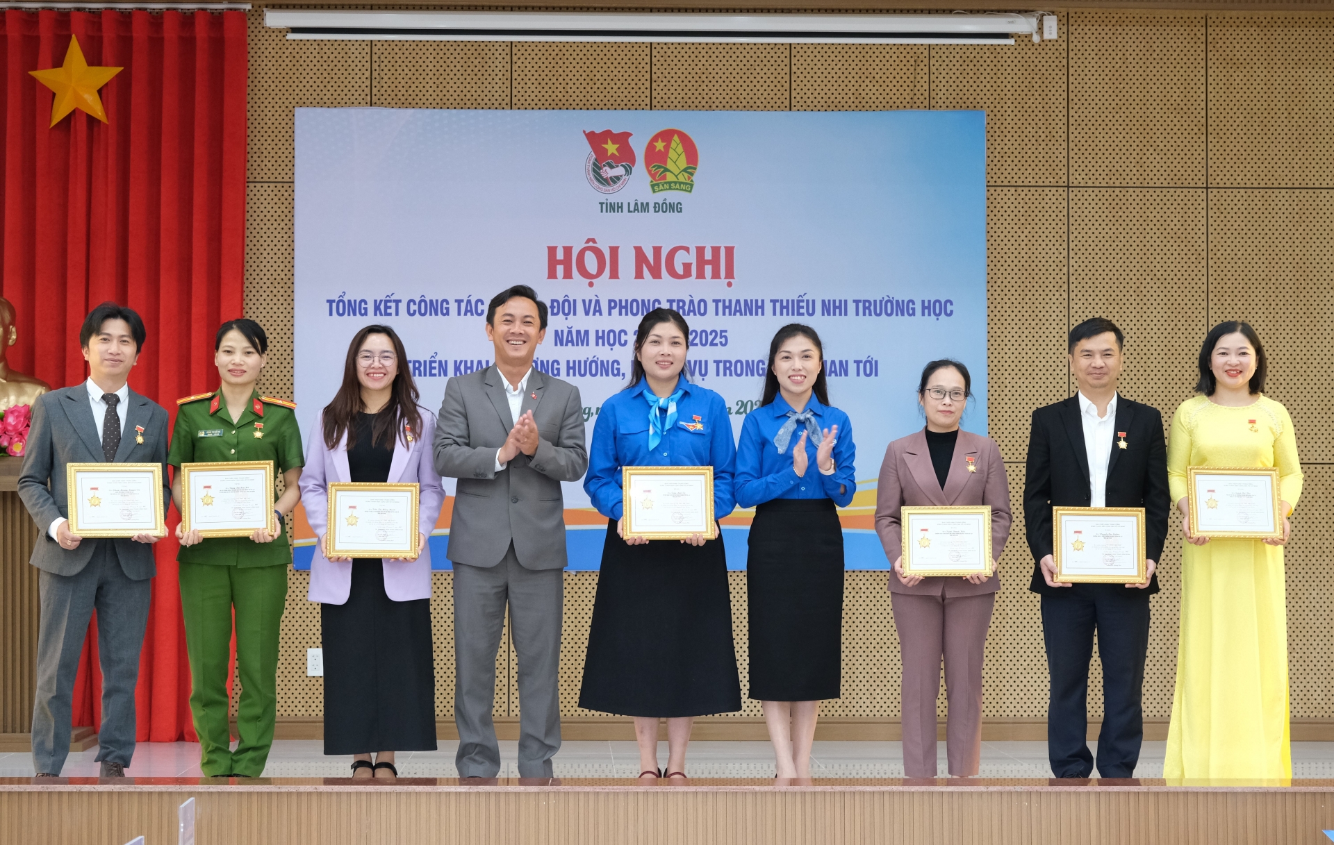 Trao tặng kỷ niệm chương “Vì thế hệ trẻ” của Trung ương Đoàn cho các cá nhân