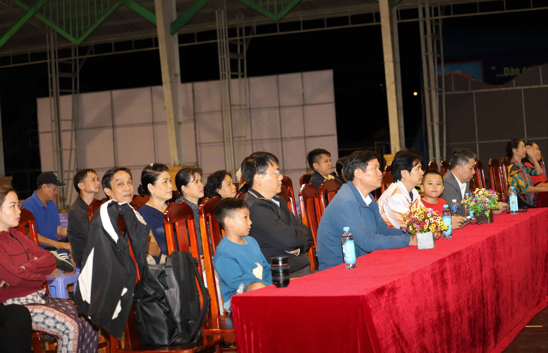 Nhân dân địa phương đến xem và cổ vũ chương trình nghệ thuật