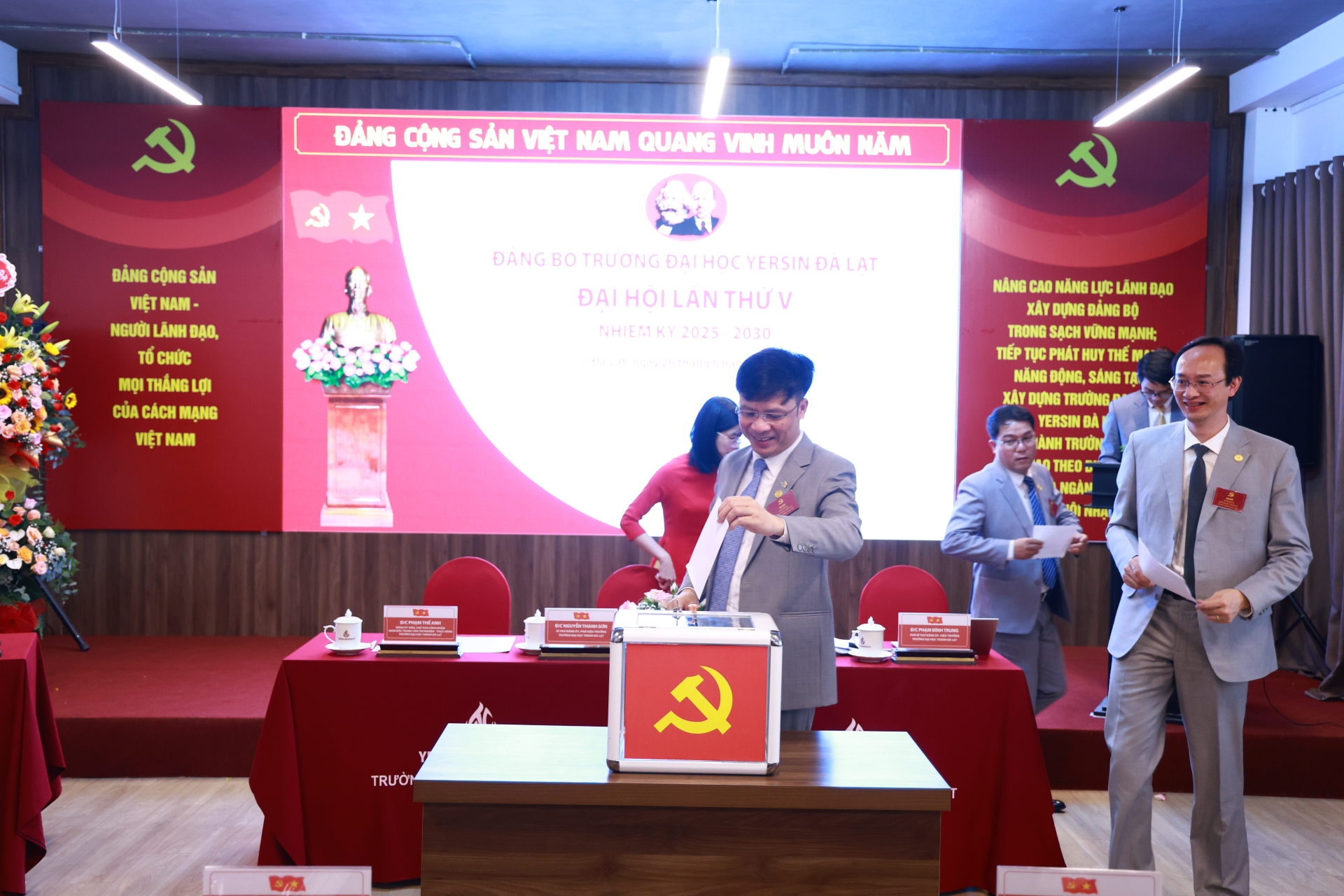 Bỏ phiếu bầu Ban Chấp hành Đảng bộ khóa V