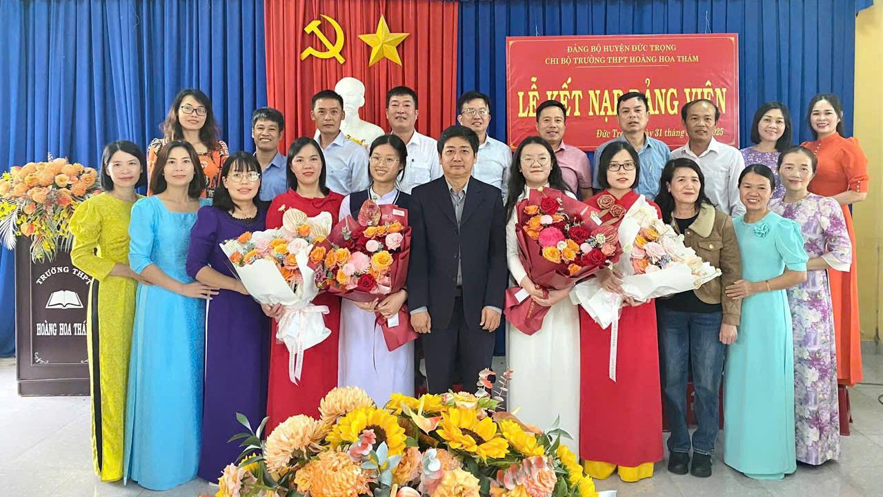 Chi bộ Trường THPT Hoàng Hoa Thám tặng hoa chúc mừng và chụp hình lưu niệm cùng các đảng viên mới