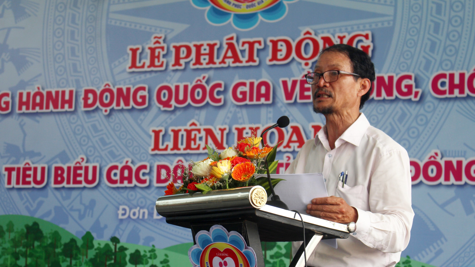 Ông Hoàng Mạnh Tiến - Giám đốc Trung tâm Văn hóa Nghệ thuật tỉnh báo cáo tổng kết liên hoan