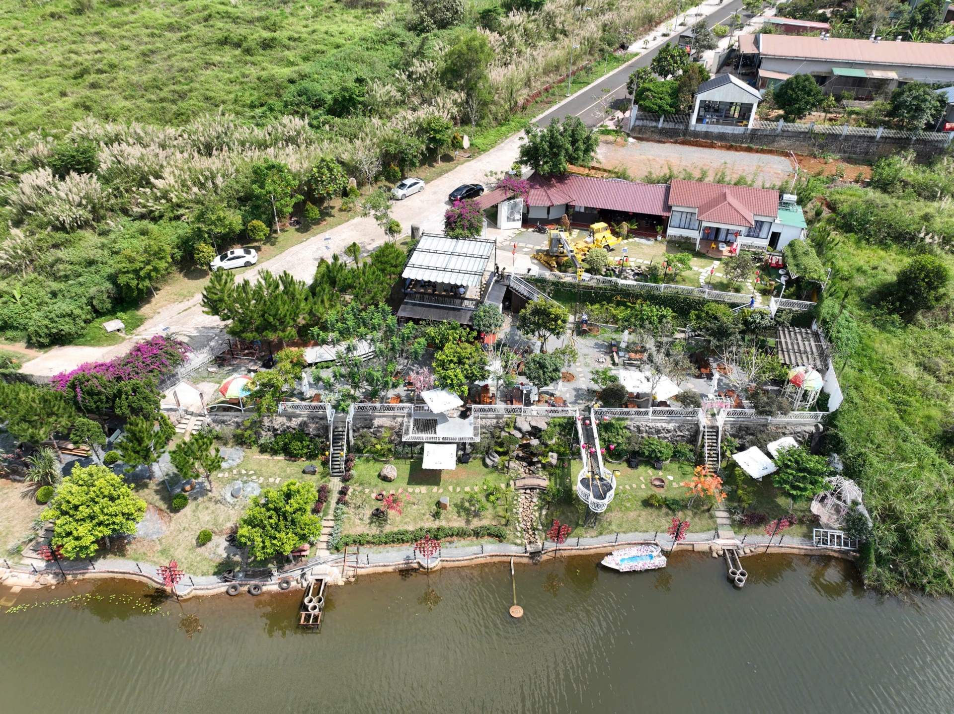 Quán cà phê xây dựng không phép trên đất nông nghiệp và lấn hành lang an toàn hồ Nam Phương 1 của ông Nguyễn Viết Xuân
