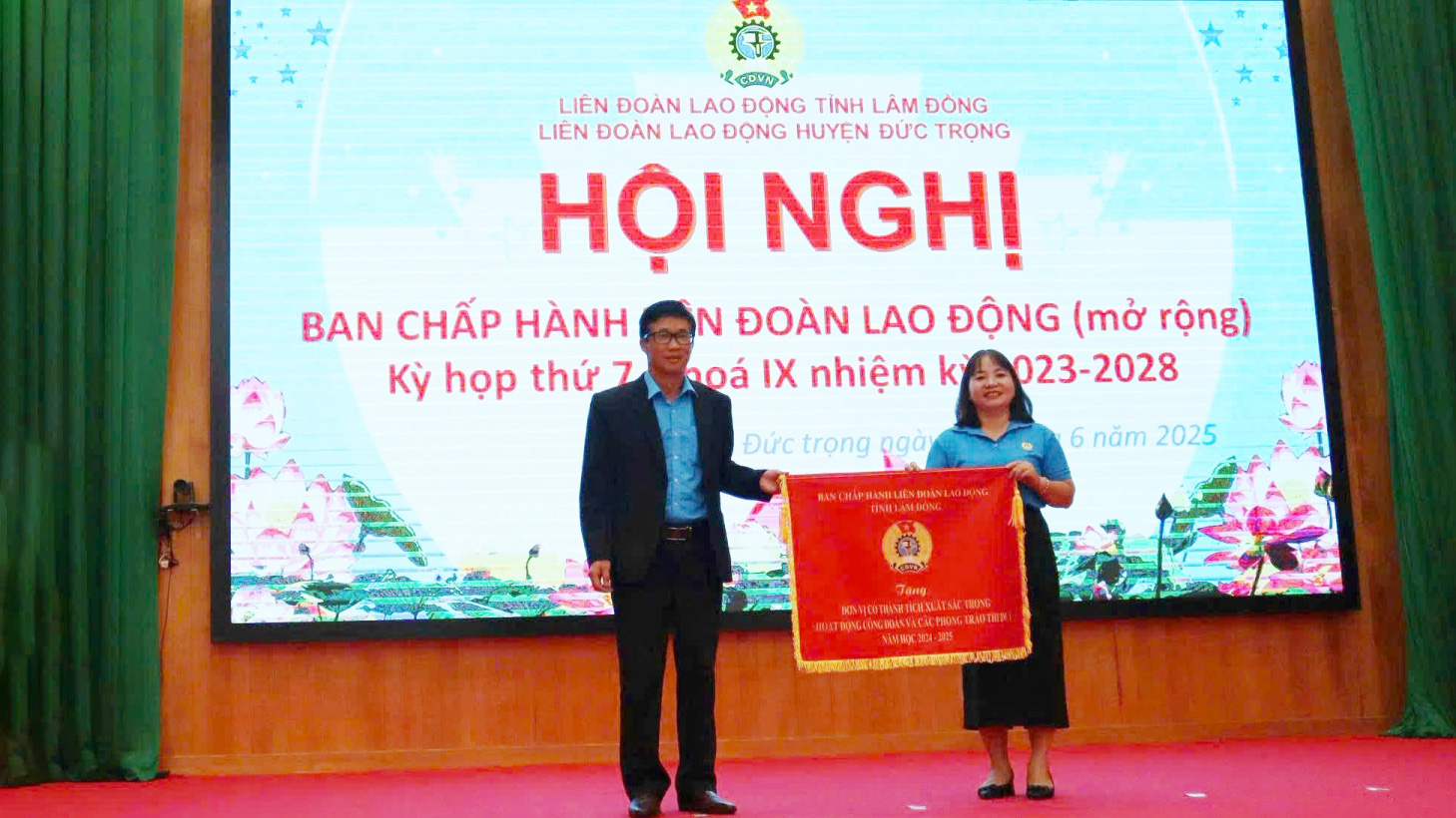 Trao Cờ thi đua của Ban Chấp hành Liên đoàn Lao động tỉnh cho tập thể CĐCS xuất sắc