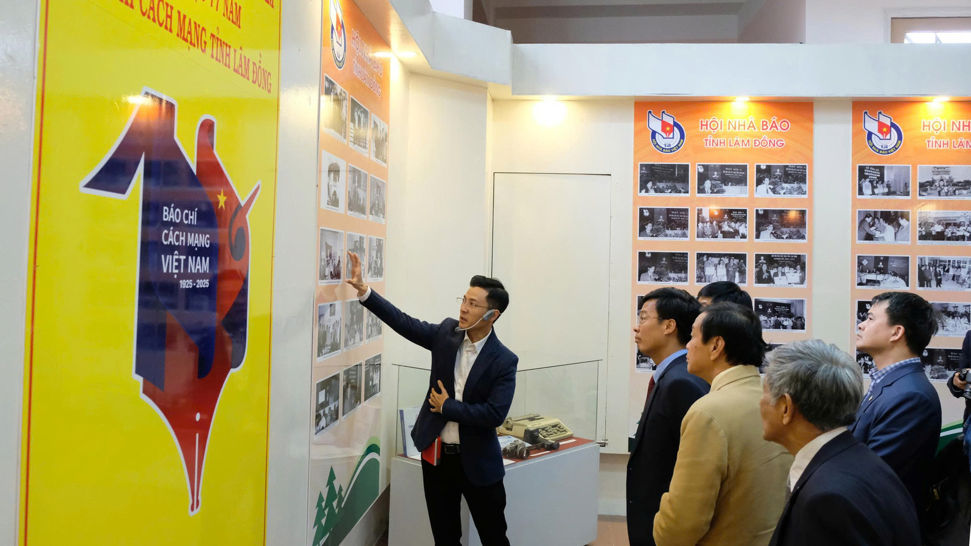 Tham quan triển lãm 100 năm báo chí cách mạng Việt Nam và 77 năm báo chí tỉnh Lâm Đồng