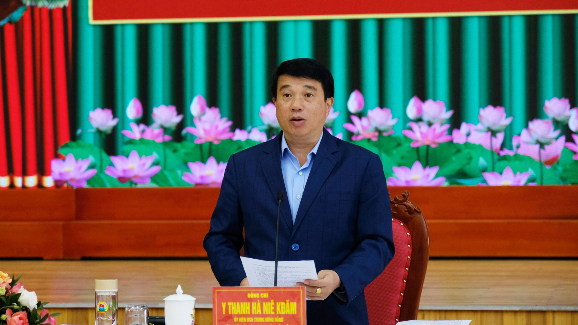 Đồng chí Y Thanh Hà Niê Kđăm - Ủy viên Ban Chấp hành Trung ương Đảng, Bí thư Tỉnh ủy, Bí thư Đảng ủy Quân sự tỉnh kết luận Hội nghị