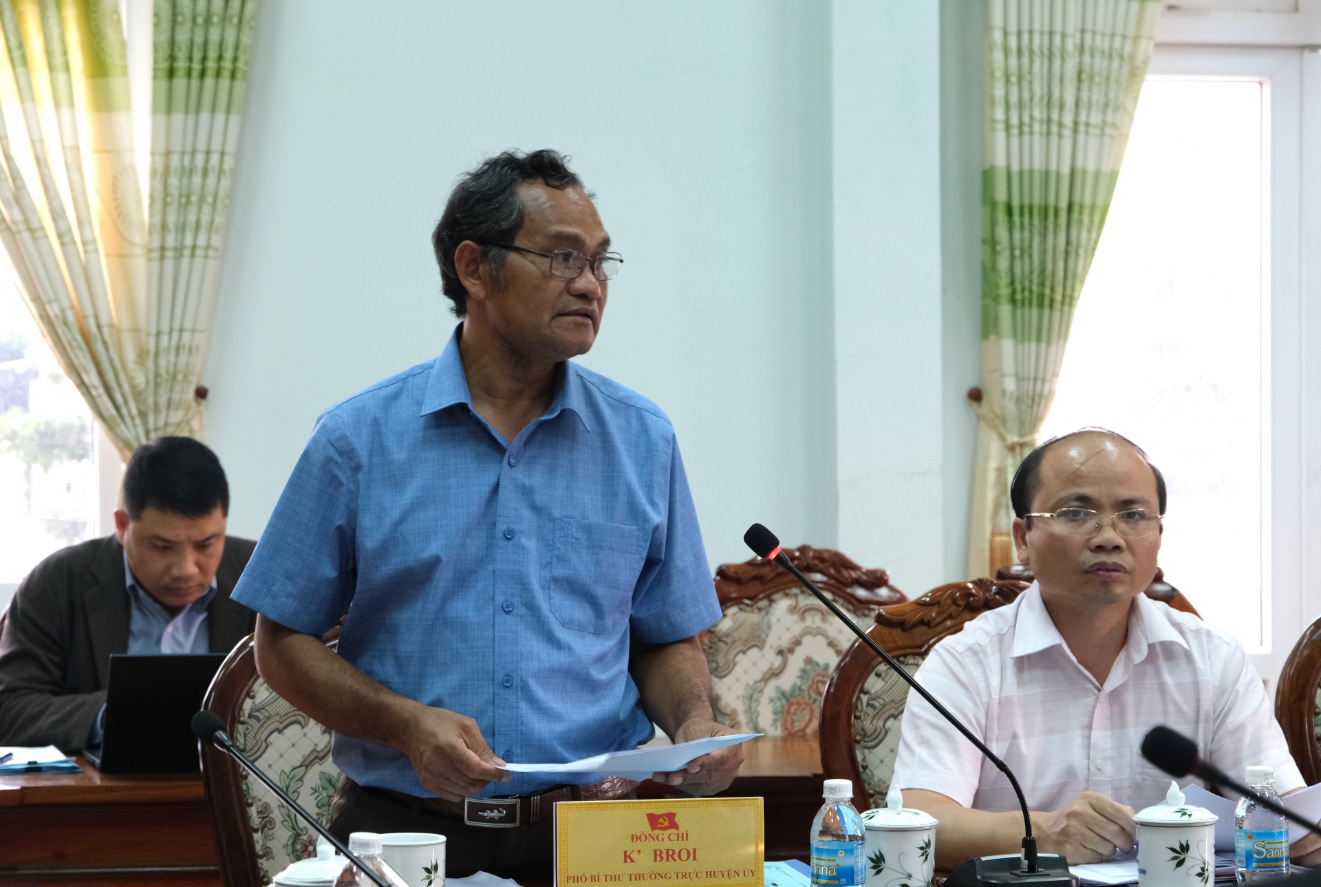 Đồng chí KBroi - Phó Bí thư Thường trực Huyện ủy Di Linh báo cáo tình hình chuẩn bị sắp xếp, vận hành đơn vị hành chính cấp xã và tổ chức Đại hội Đảng bộ