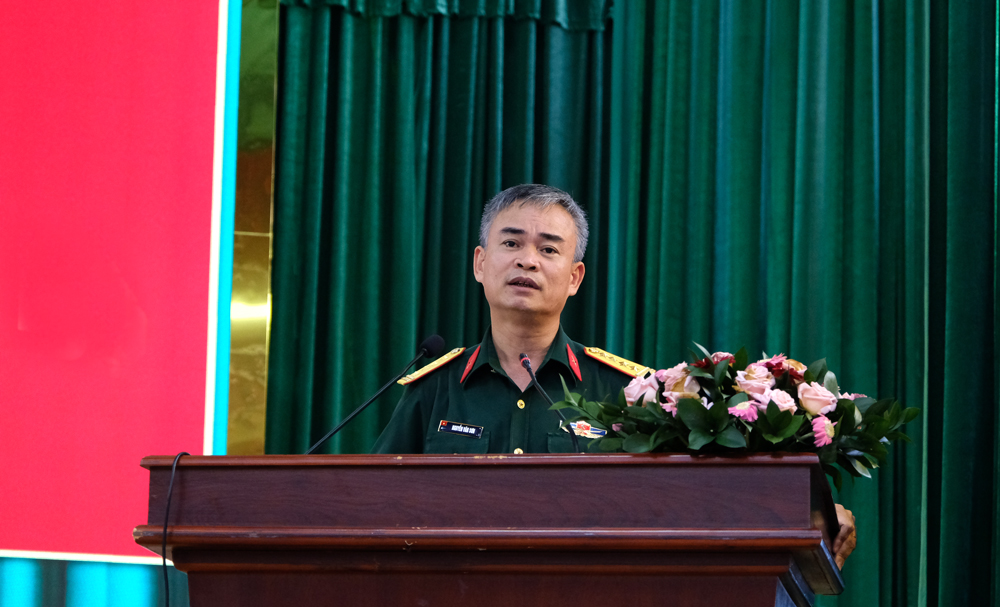 Đại tá Nguyễn Văn Sơn – Phó Bí thư Thường trực Đảng uỷ Quân sự tỉnh, Chính uỷ Bộ CHQS tỉnh phát biểu giao nhiệm vụ