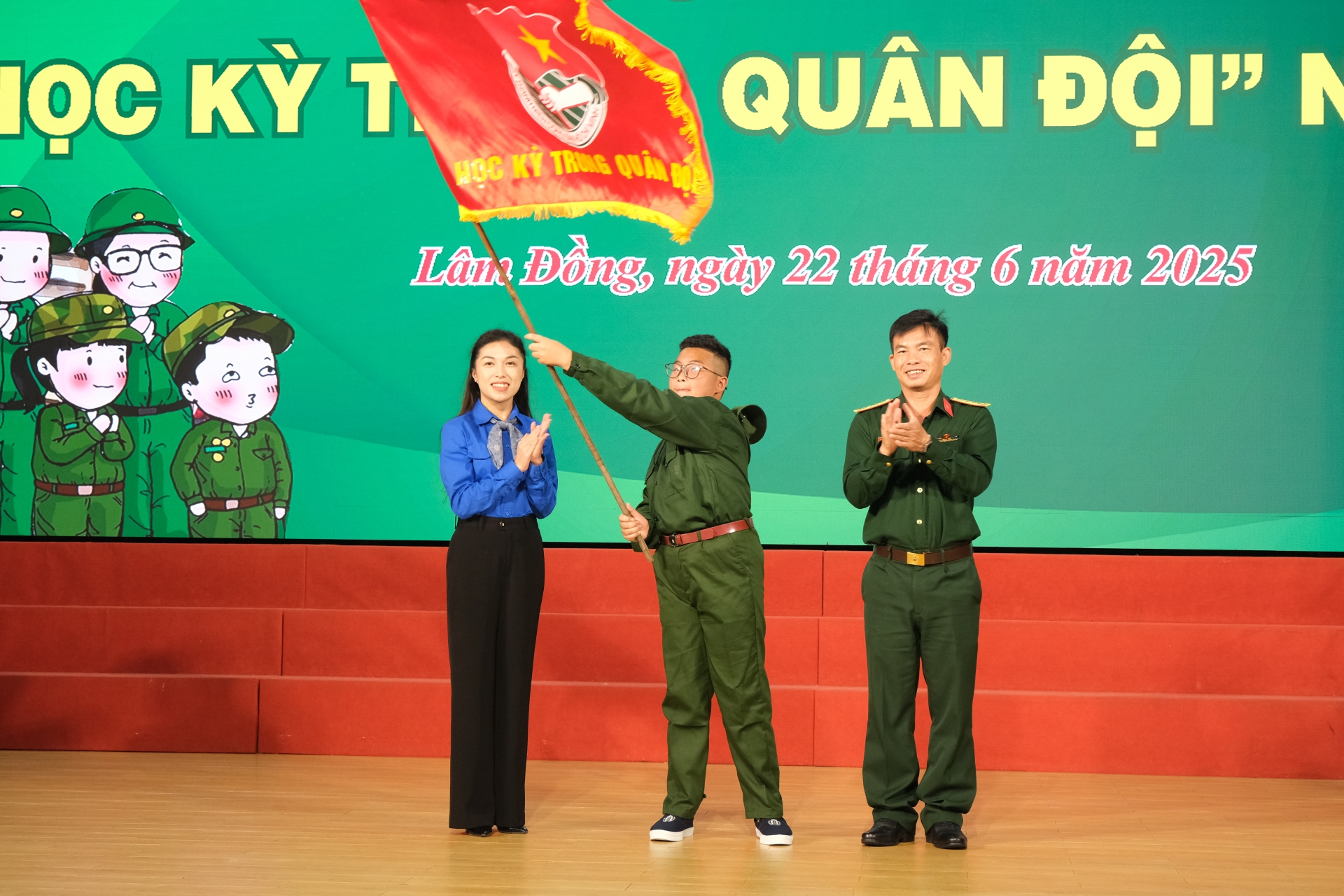 Ban tổ chức trao cờ xuất quân cho đại diện chiến sĩ nhí