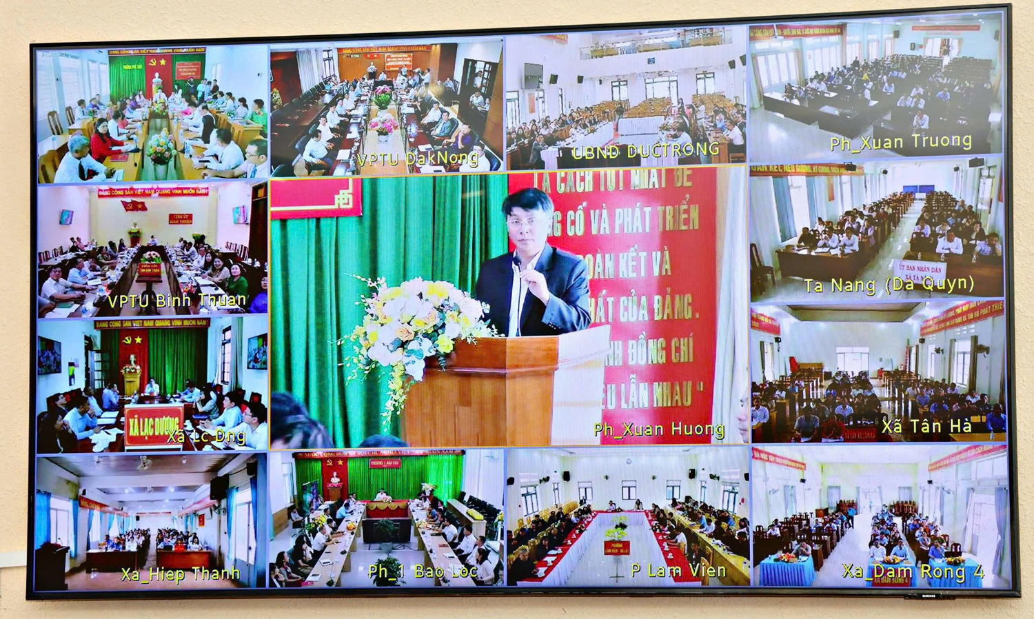 Điểm cầu Văn phòng Tỉnh ủy Lâm Đồng được kết nối trực tuyến với điểm cầu của 6 đơn vị hành chính cấp xã vận hành thử nghiệm của 3 tỉnh Lâm Đồng, Đắk Nông, Bình Thuận