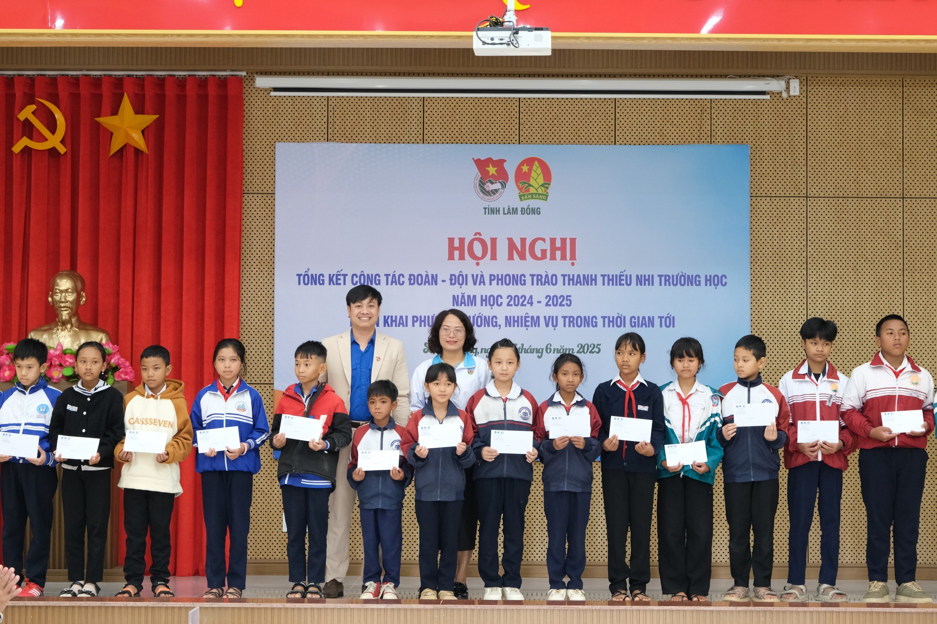 Trao 50 suất học bổng Vừ A Dính cho học sinh có hoàn cảnh khó khăn