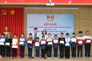 Trao 50 suất học bổng Vừ A Dính cho học sinh có hoàn cảnh khó khăn