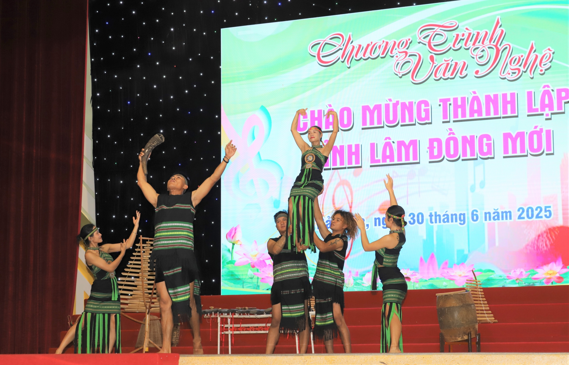 Tiết mục múa bên khung dệt