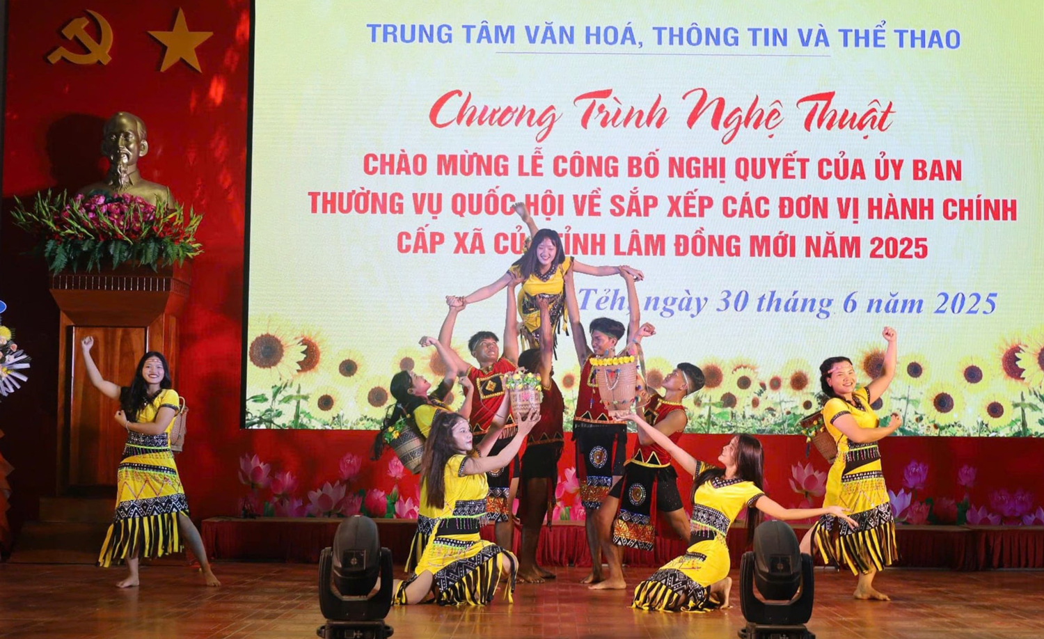 Các tiết mục văn nghệ thể hiện bản sắc văn hoá truyền thống của mỗi vùng miền trên quê hương Việt Nam tươi đẹp