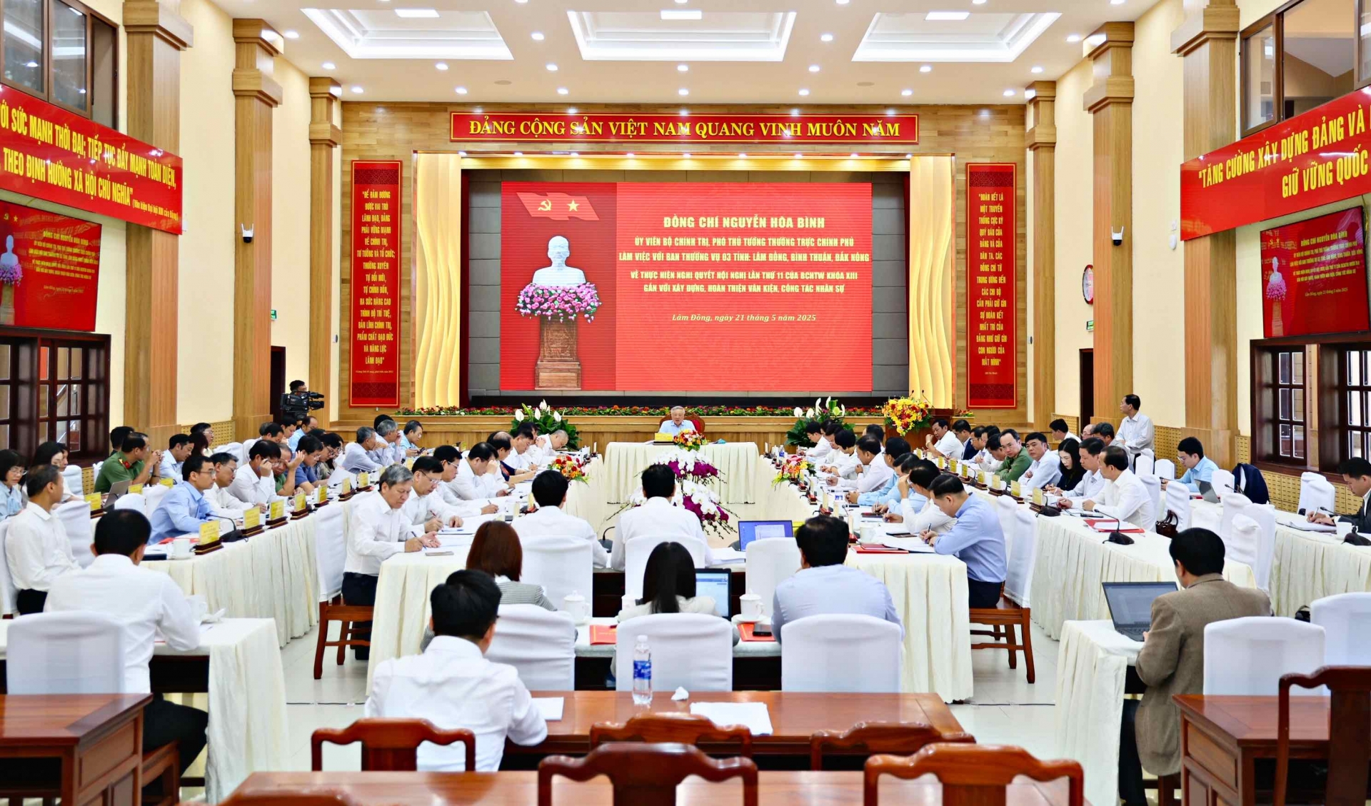 Đồng chí Nguyễn Hoà Bình - Ủy viên Bộ Chính trị, Phó Thủ tướng Thường trực Chính phủ làm việc với Ban Thường vụ Tỉnh ủy 3 tỉnh Lâm Đồng, Bình Thuận, Đắk Nông ngày 21/5