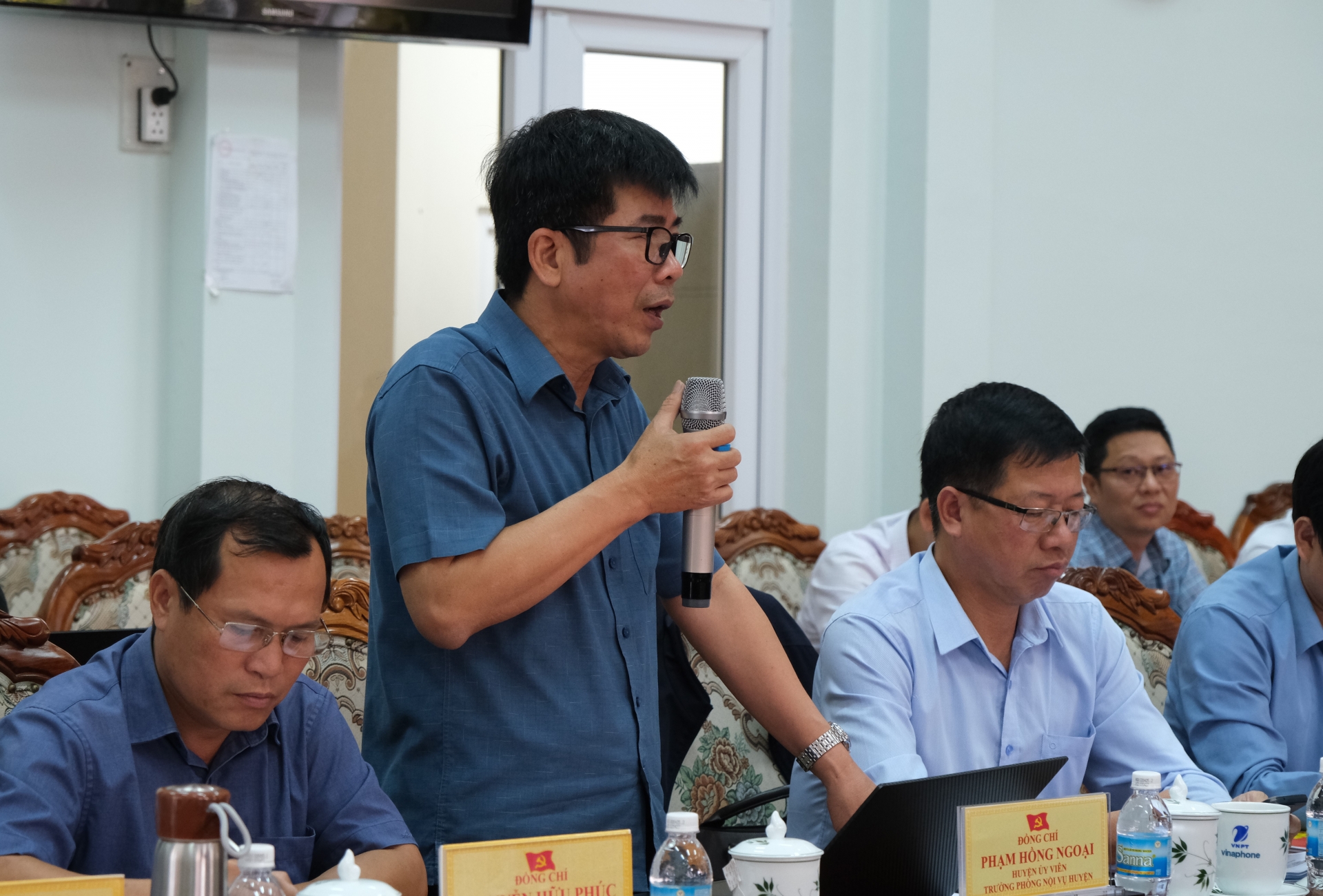Đại diện các phòng, ban huyện Di Linh nêu lên những khó khăn, vướng mắc trong quá trình triển khai sắp xếp, vận hành đơn vị hành chính cấp xã