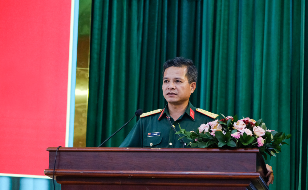 Đại tá Lê Anh Vương – Phó Chỉ huy trưởng, Tham mưu trưởng Bộ CHQS tỉnh phát biểu giao nhiệm vụ