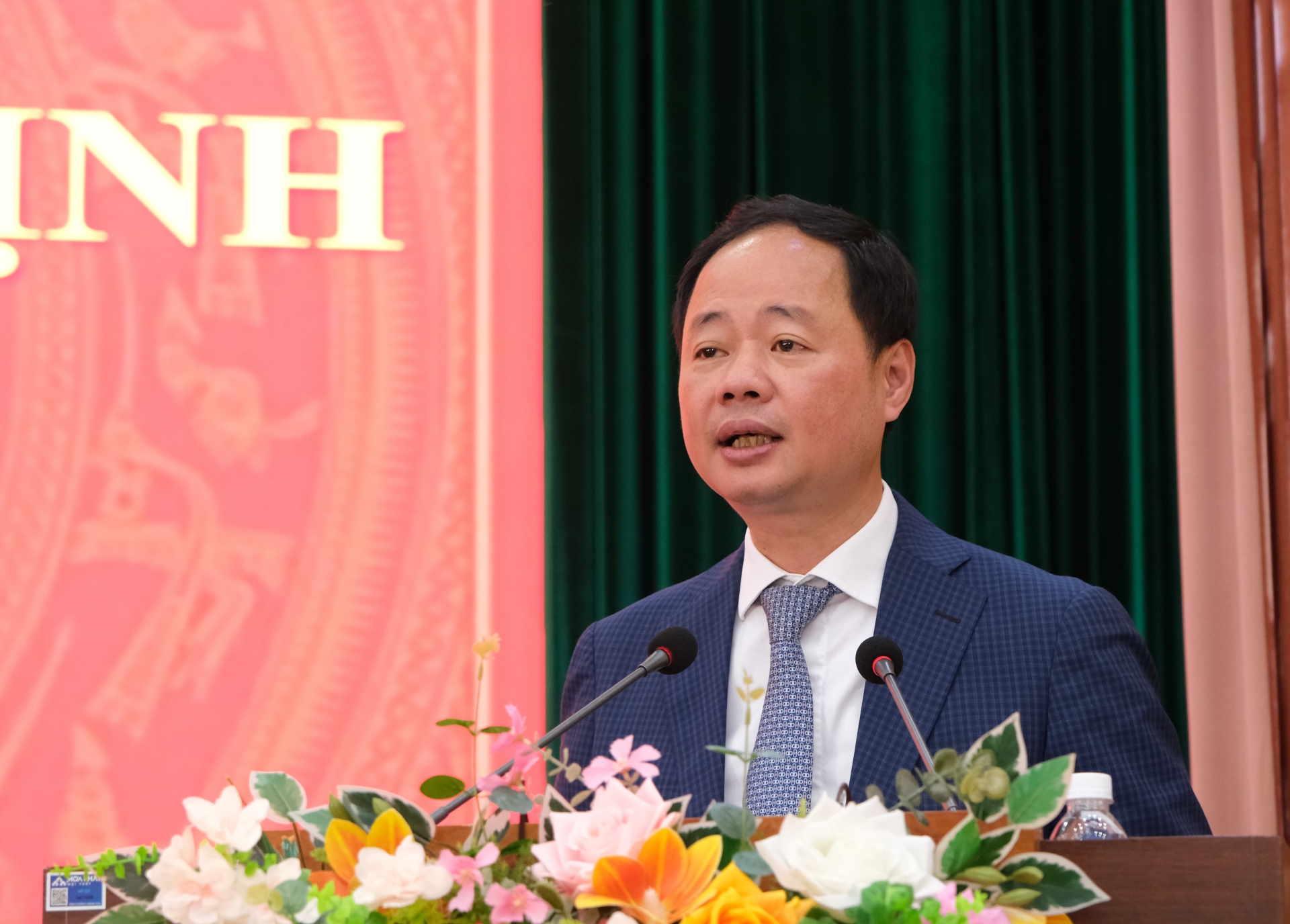 Đồng chí Trần Hồng Thái - Phó Bí thư Tỉnh ủy, Chủ tịch UBND tỉnh Lâm Đồng phát biểu giao nhiệm vụ cho các đồng chí nhận quyết định về công tác cán bộ