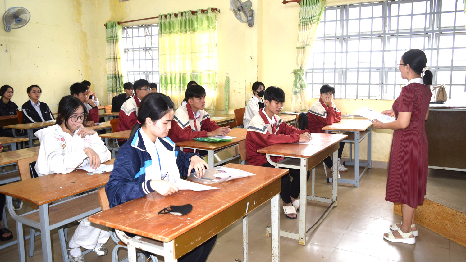 Phổ biến quy chế thi cho các thí sinh tại HĐCT Trường Phan Bội Châu (Di Linh)