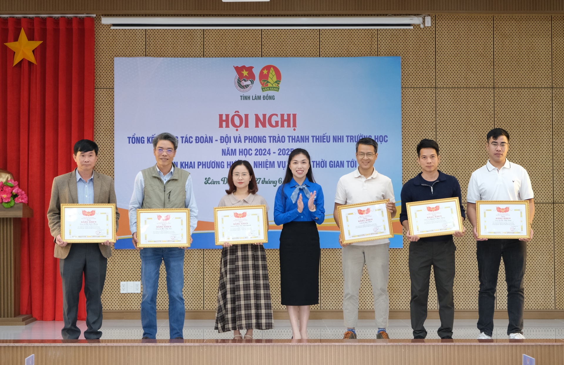 Hội đồng Đội tỉnh khen thưởng các cá nhân có thành tích xuất sắc trong truyền thông công tác Đội và phong trào thiếu nhi tỉnh Lâm Đồng