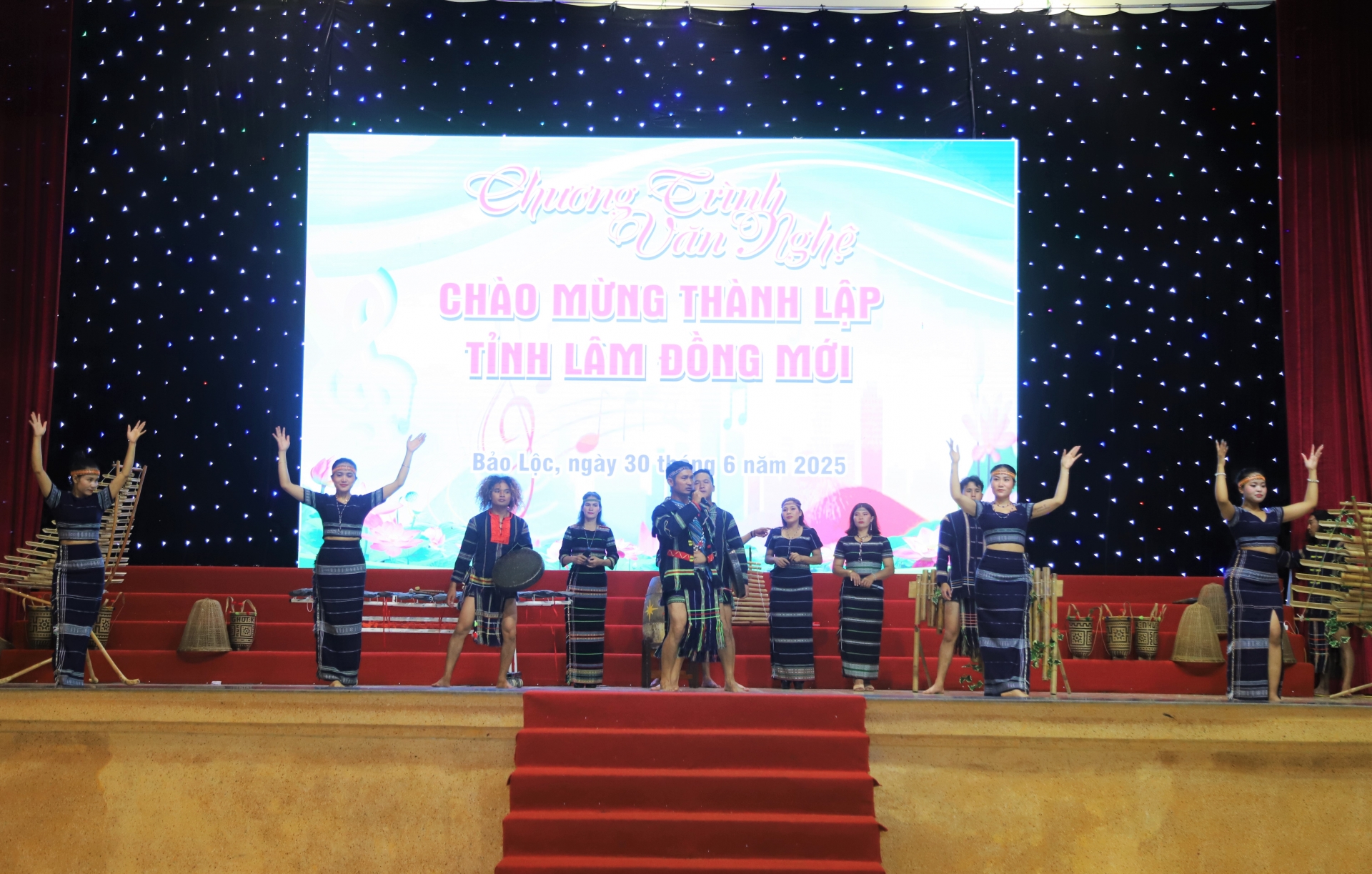 Mở đầu chương trình nghệ thuật là tiết mục Cao Nguyên ngày hội đã tạo không khí vui tươi, vấn khởi mừng công bố tỉnh Lâm Đồng mới