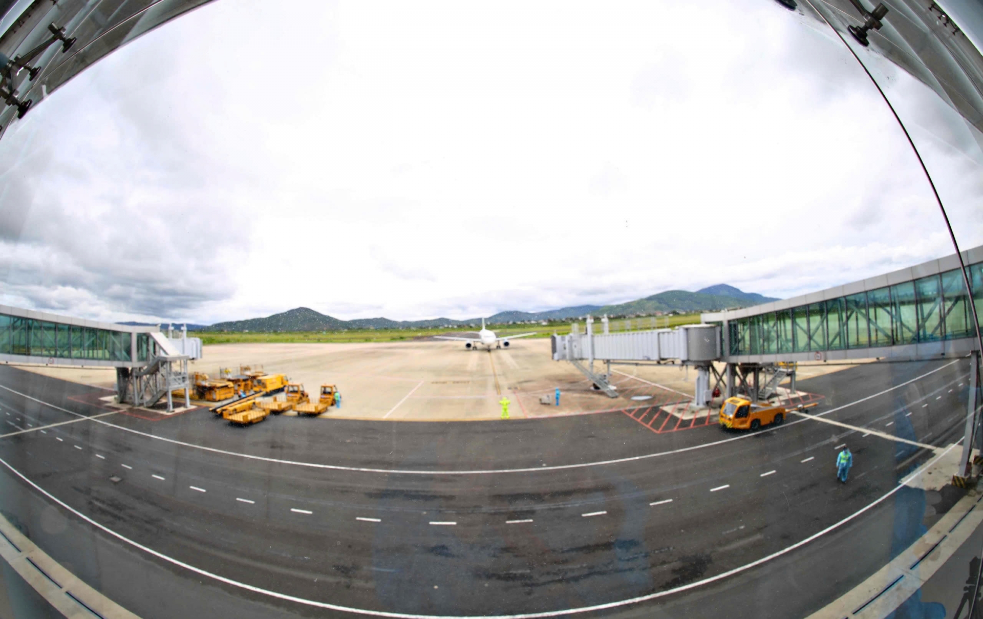 Sân bay Liên Khương, tỉnh Lâm Đồng trở thành cảng hàng không quốc tế đầu tiên của khu vực Tây nguyên vào tháng 6/2024. Sân bay Liên Khương có quy mô cấp 4E, có thể phục vụ các loại máy bay như Airbus A320, A321. Công suất thiết kế dự kiến đón khoảng 5 triệu hành khách/năm