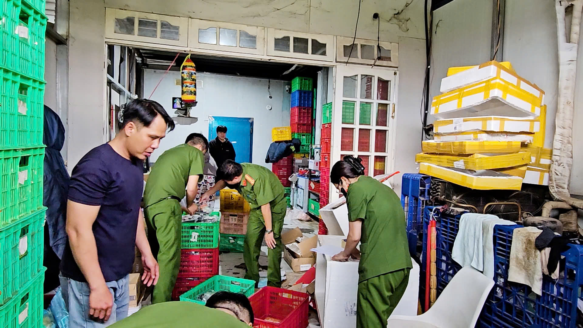 Lực lượng công an tập trung đáu tranh quyết liệt với hàng nhập lậu, hàng giả và thực phẩm bẩn không rõ nguồn gốc, xuất xứ