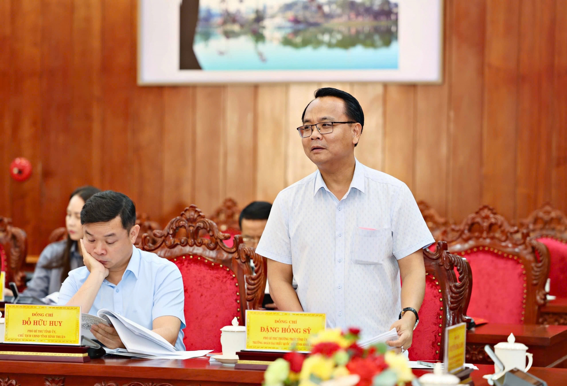 Đồng chí Đặng Hồng Sỹ - Phó Bí thư Thường trực Tỉnh uỷ, Trưởng đoàn Đại biểu Quốc hội tỉnh Bình Thuận góp ý tại Hội nghị
