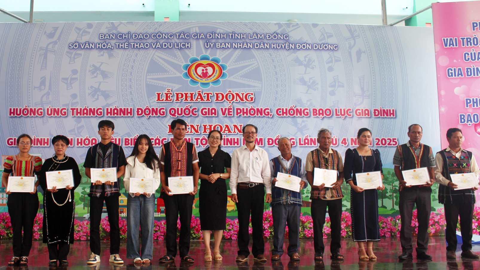 Trao giải thưởng các phần thi cho các gia đình