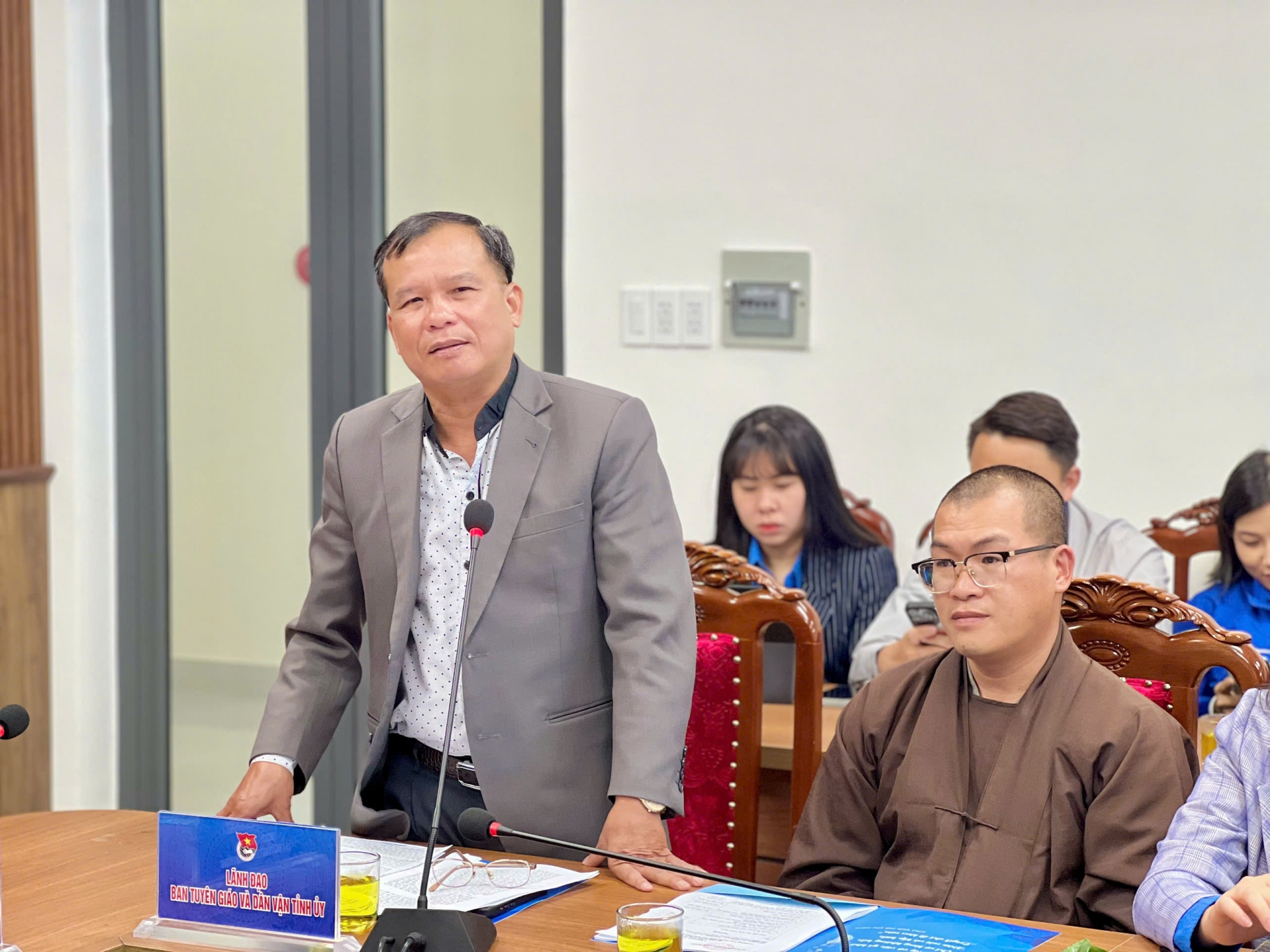 đồng chí Lê Minh Quang - Phó Trưởng Ban Tuyên giáo và Dân vận Tỉnh ủy phát biểu tại Hội nghị