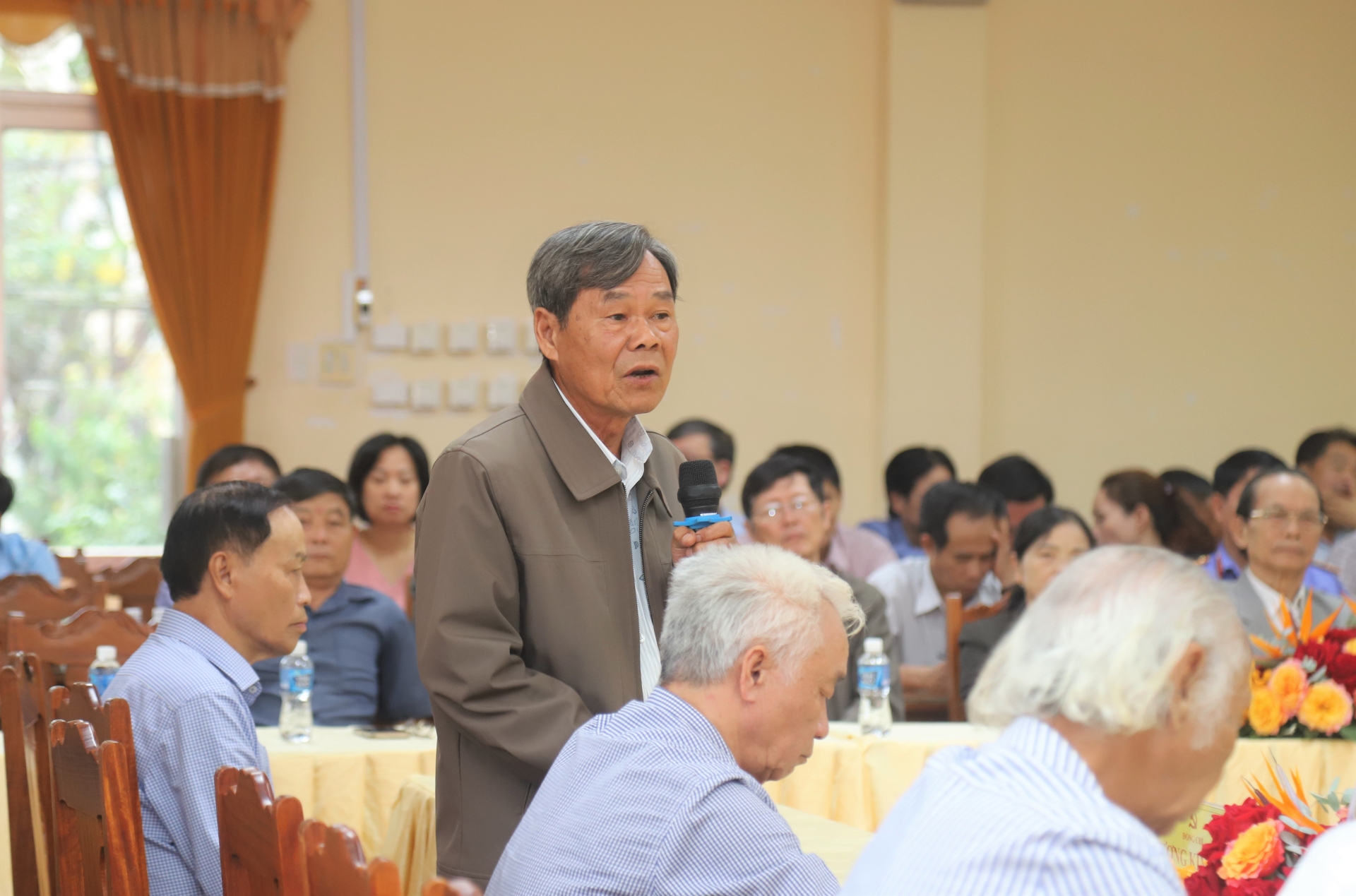 Đồng chí Phạm Quang Tường - Nguyên Chủ tịch UBND TP Bảo Lộc đóng góp ý kiến tại buổi gặp mặt